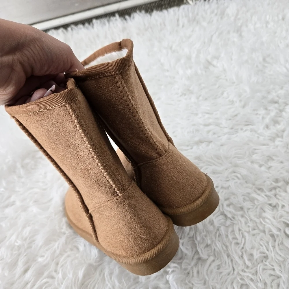 Fabkids Classic Fuzzy Boot. Size 2. New without tags.This style features a fau